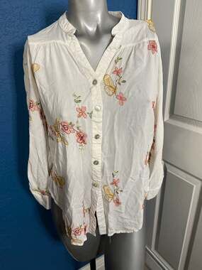 Fig+ Flower Women's White Butterfly and Floral Embroidered Button-Down Blouse